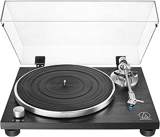 Проигрыватель виниловых пластинок Audio-Technica AT-LPW30BKR с полностью ручным управлением и ременным приводом.