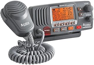 Морская УКВ-радиостанция Cobra MR F77B с GPS-навигатором, 25 Вт, встроенный GPS-приемник, погружной корпус, ЖК-дисплей, микрофон с шумоподавлением, отображение погоды NOAA, индикатор уровня сигнала, сканирование каналов, черно-серый цвет.