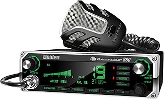 Радиостанция Uniden BEARCAT 880 CB с 40 каналами, большим легко читаемым 7-дюймовым цветным ЖК-дисплеем с подсветкой, подсвечиваемыми регуляторами/кнопками, системой оповещения о погоде NOAA, переключателем режимов PA/CB и возможностью подключения беспроводного микрофона.