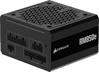 Блок питания CORSAIR RM850e (2025) — полностью модульный, малошумный, формат ATX, с кабелем 12 В-2x6 — совместим с ATX 3.1 и PCIe 5.1, имеет сертификат Cybenetics Gold, конденсаторы рассчитаны на температуру до 105°C, поддерживает современный режим ожидания — черный.