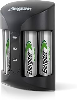 Зарядное устройство Energizer Recharge Pro для перезаряжаемых батареек AAA и AA, вмещающее 4 никель-металлгидридные перезаряжаемые батарейки AA, обеспечивает полную зарядку за 3 часа.